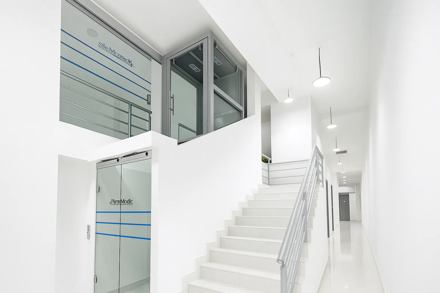 Portada de proyecto de puertas instaladas en Punto Medic Santa Fe.