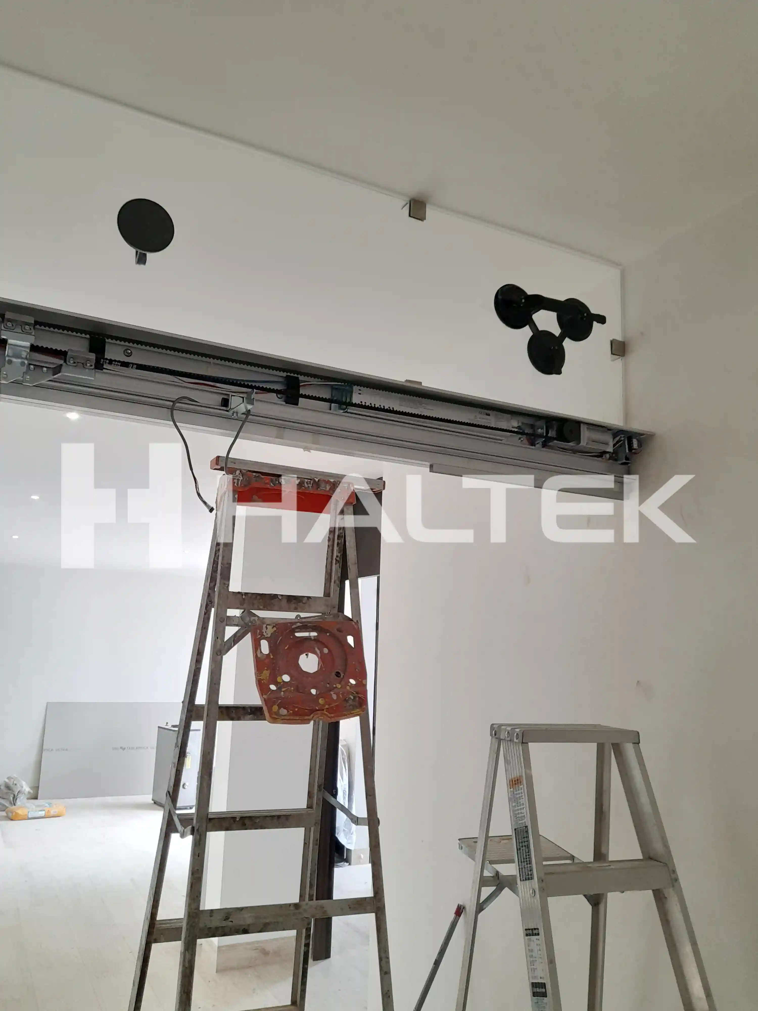 Puerta Automática instalada por HALTEK en Genomma Lab