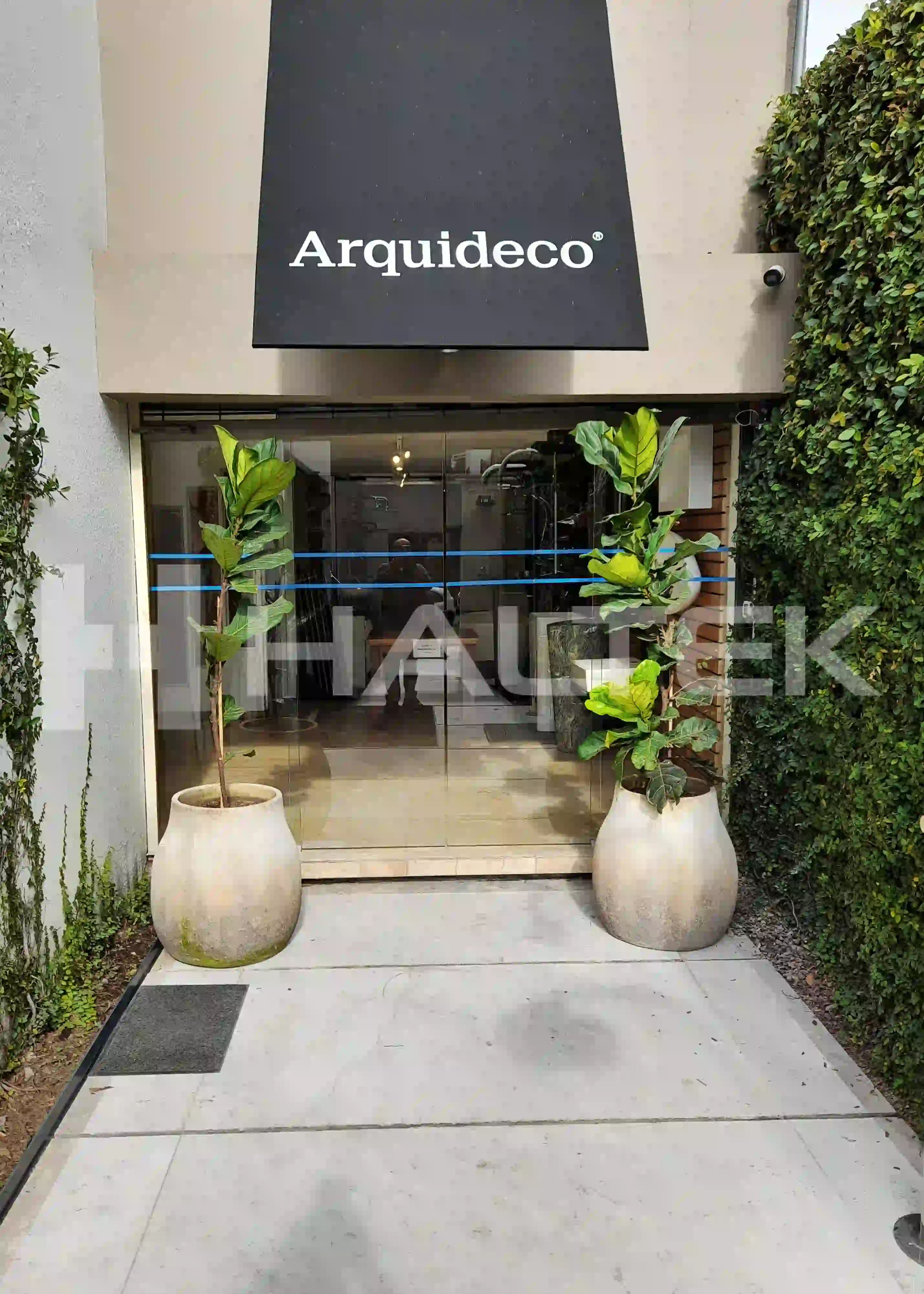 Entrada del Showroom de Arquideco