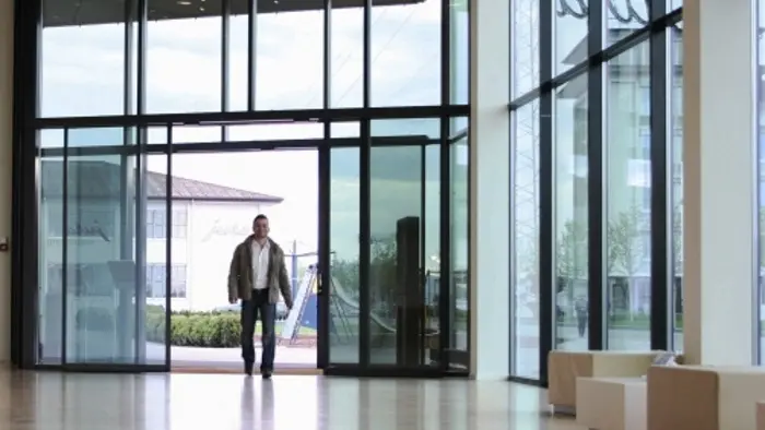 Hombre accediendo a un edificio a través de puerta automática